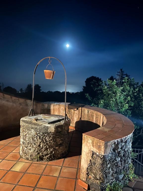 Pozzo in pietra al chiaro di luna — Etna 1928 Country House