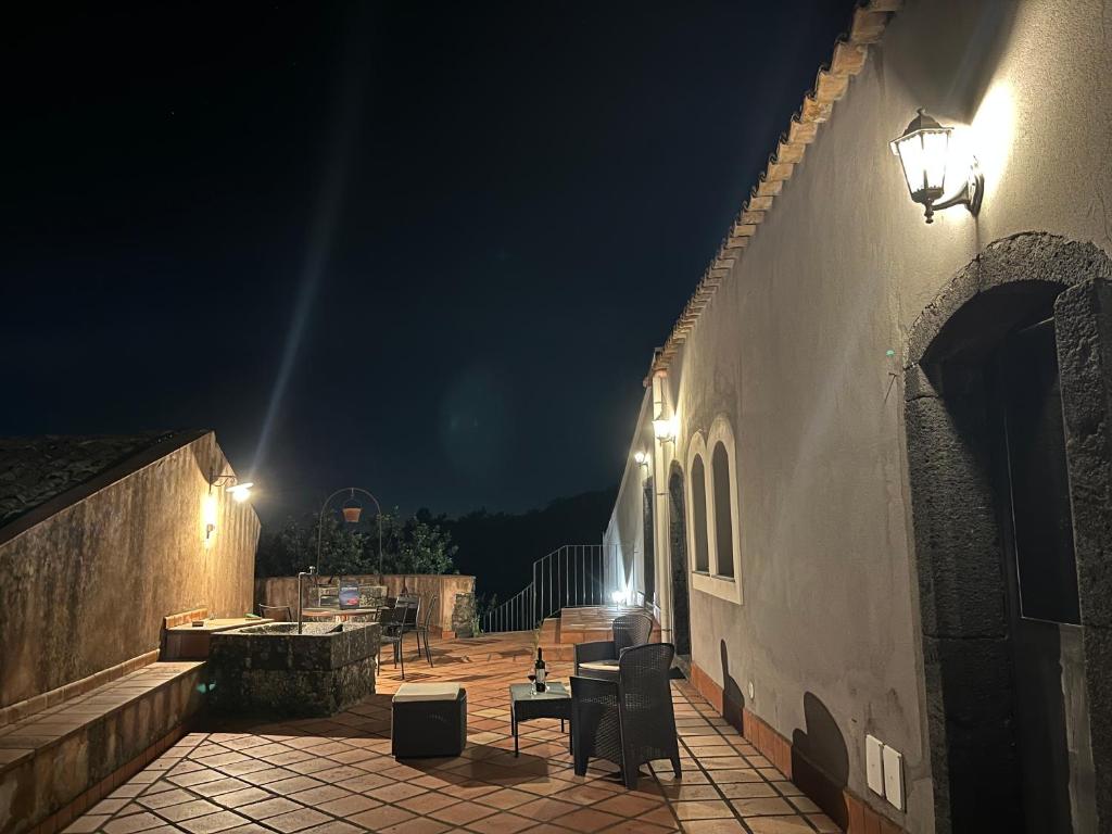 Terrazza esterna illuminata di sera — Etna 1928 Country House