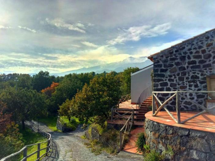 Terrazza in pietra lavica con vista sull'Etna — Etna 1928 Country House