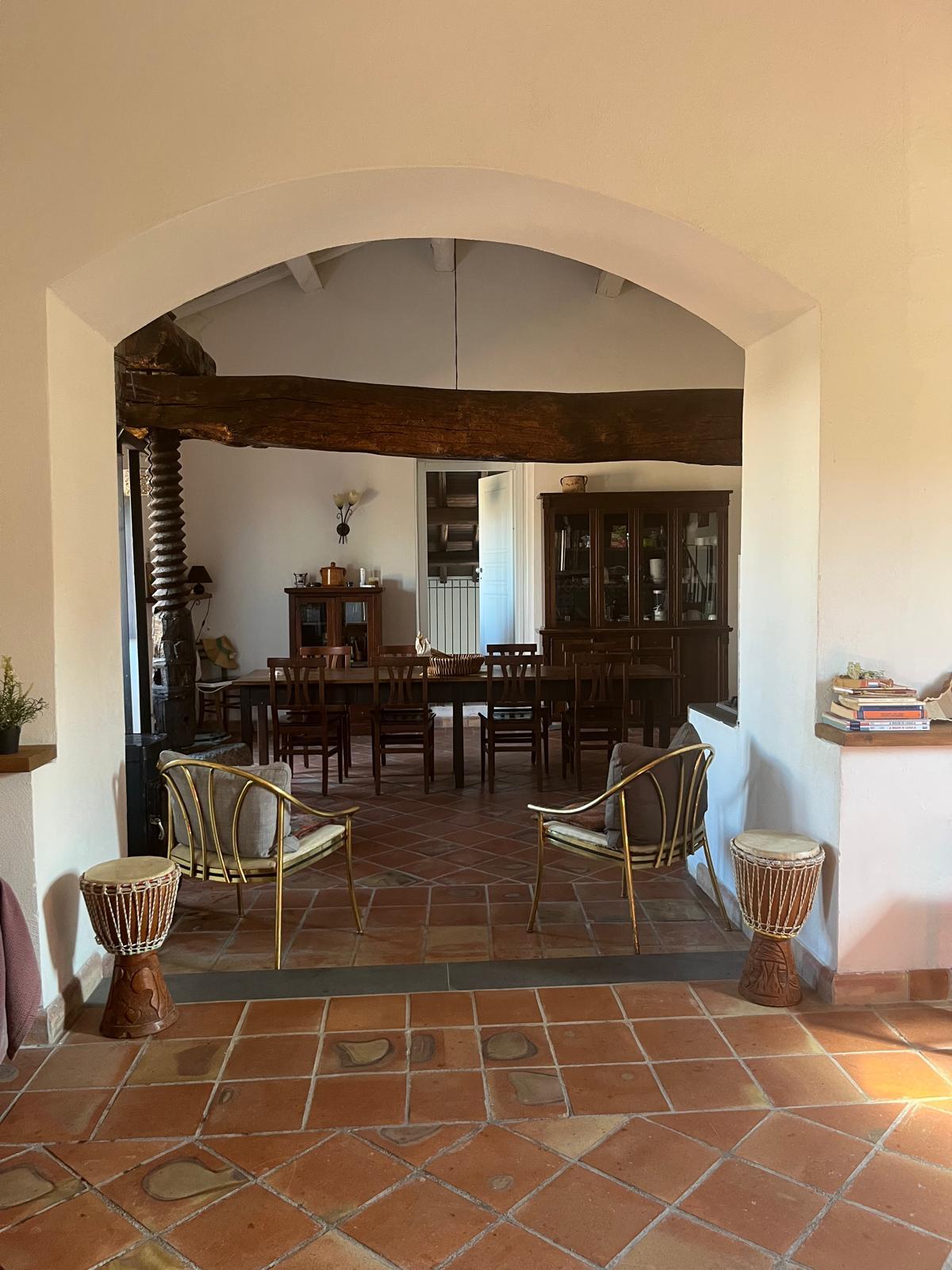 Soggiorno con arco e sala da pranzo — Etna 1928 Country House