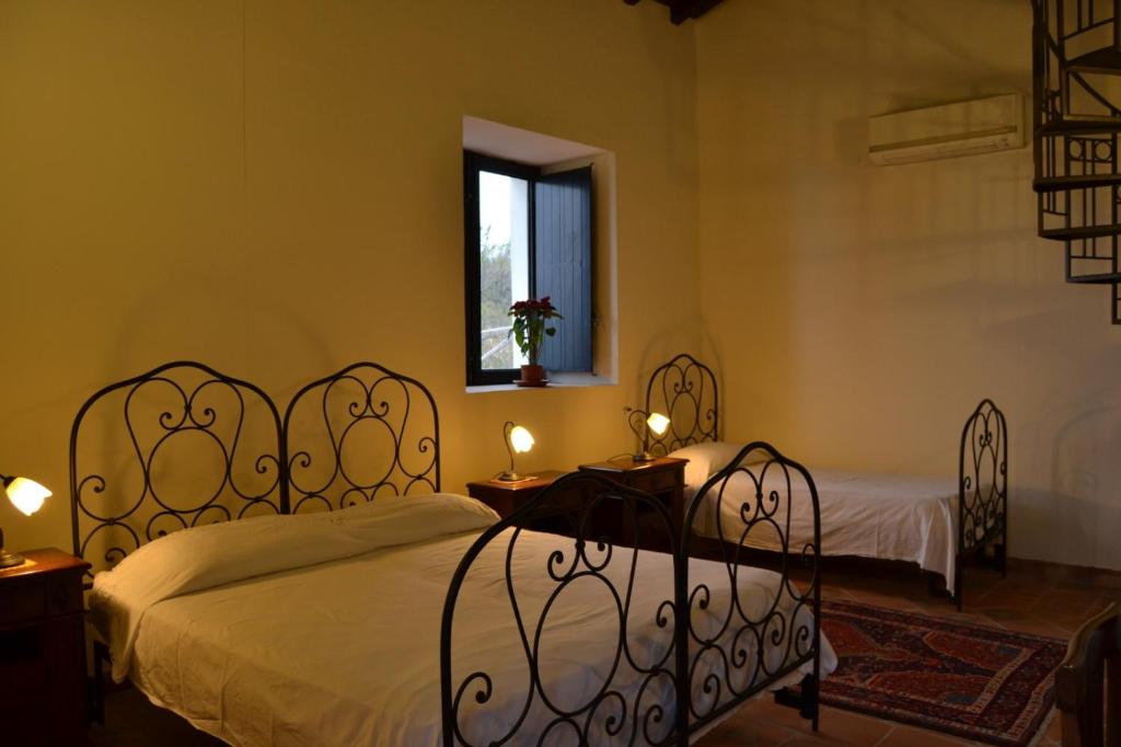 Camera con divano, armadio e soffitto in legno — Etna 1928 Country House