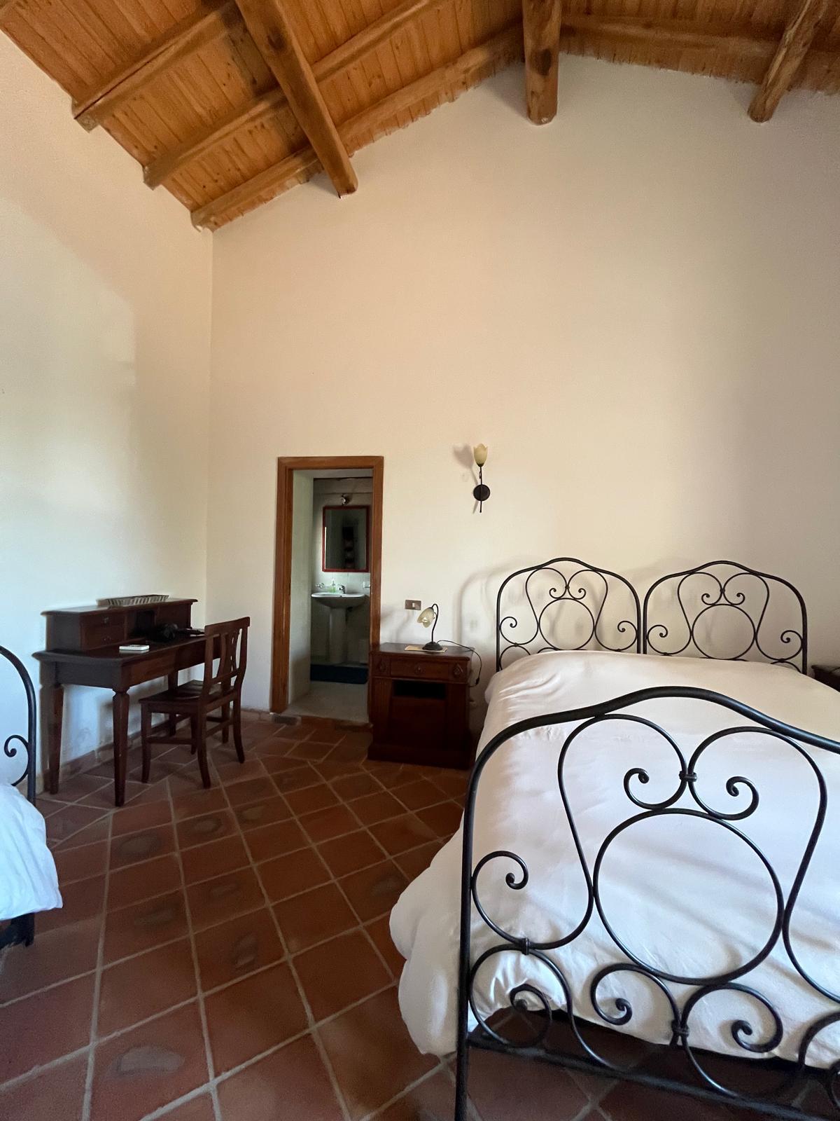 Camera matrimoniale con letto in ferro battuto e bagno privato — Etna 1928 Country House