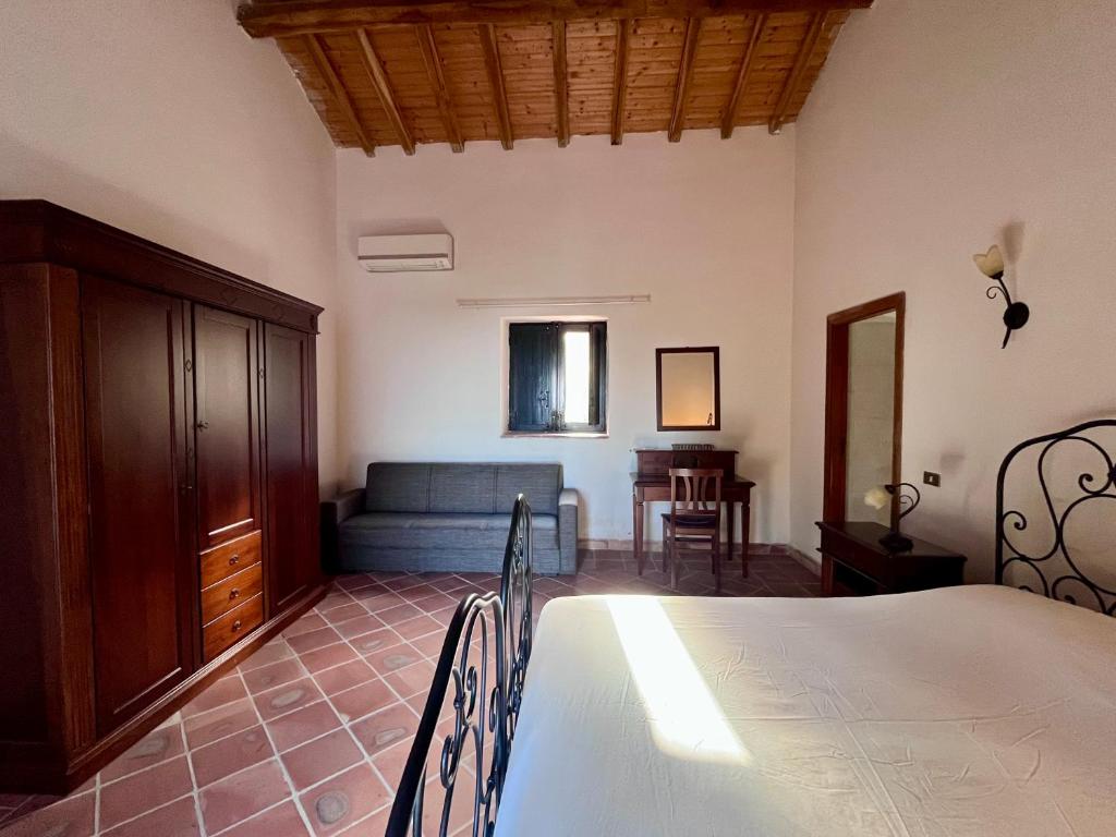 Camera tripla con due letti in ferro battuto — Etna 1928 Country House
