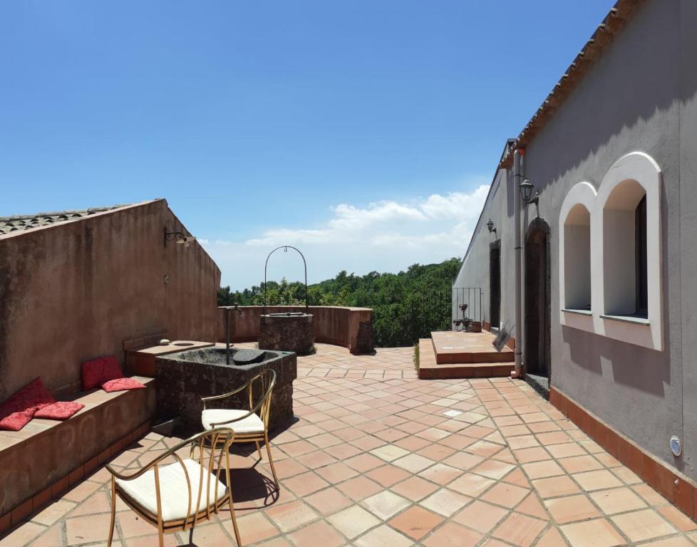 Terrazza panoramica con archi e vista sulla natura — Etna 1928 Country House