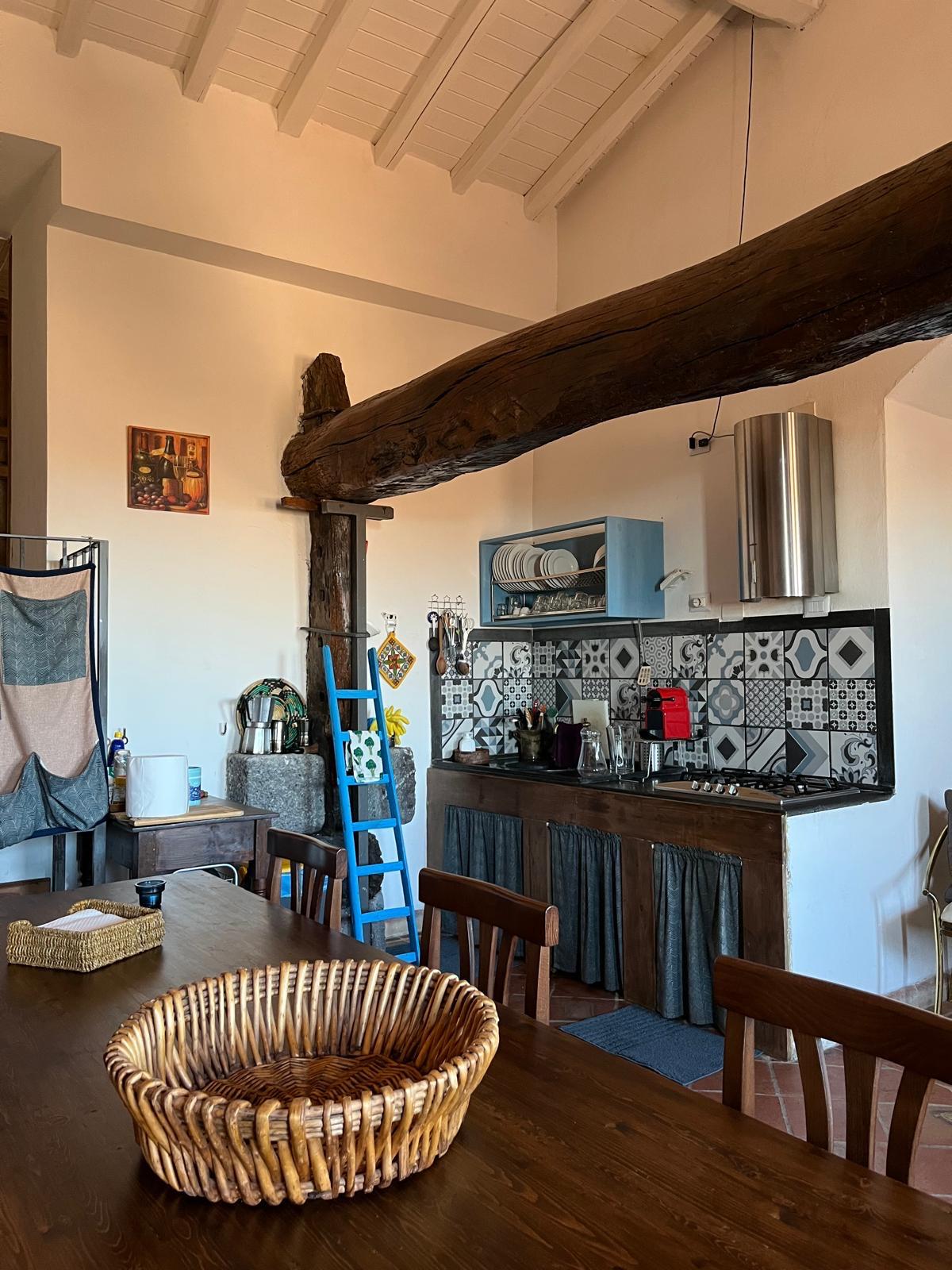 Cucina rustica con maioliche siciliane e travi in legno — Etna 1928 Country House