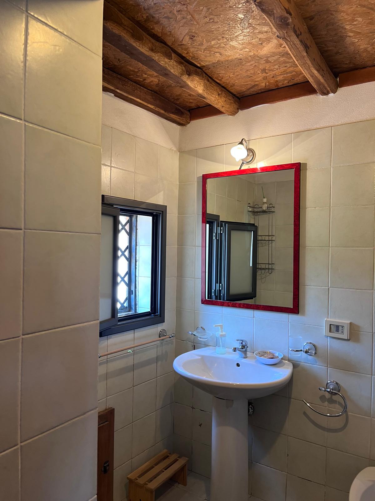Bagno rustico con travi a vista — Etna 1928 Country House
