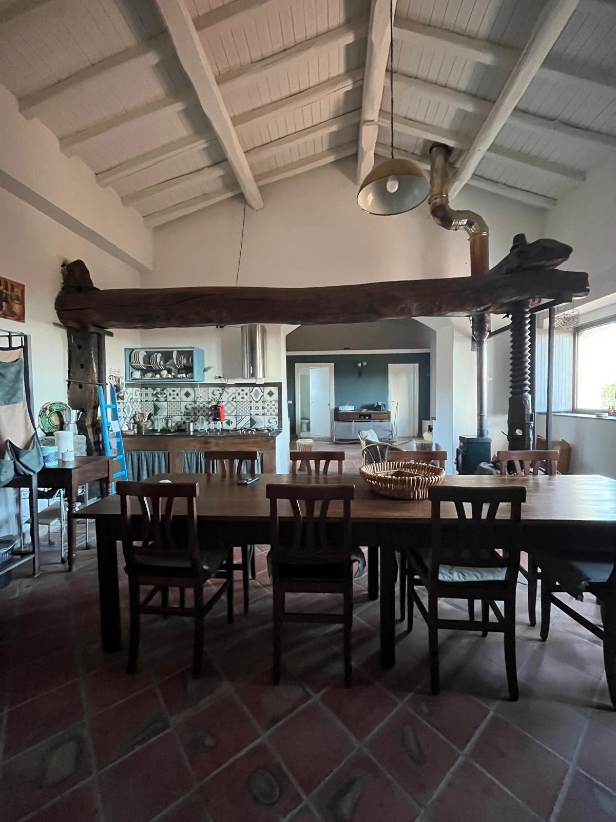 Grande sala da pranzo con trave centrale e cucina — Etna 1928 Country House