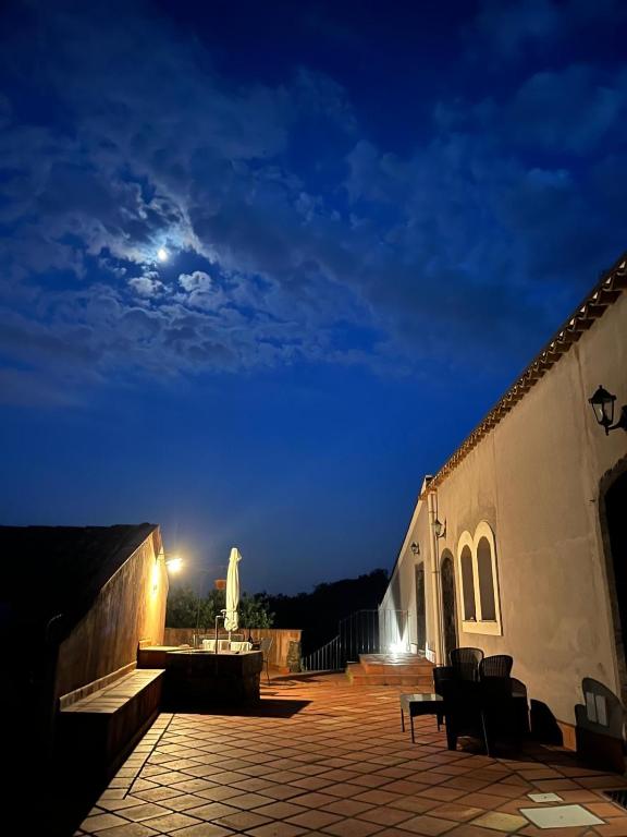 Terrazza al chiaro di luna con archi illuminati — Etna 1928 Country House